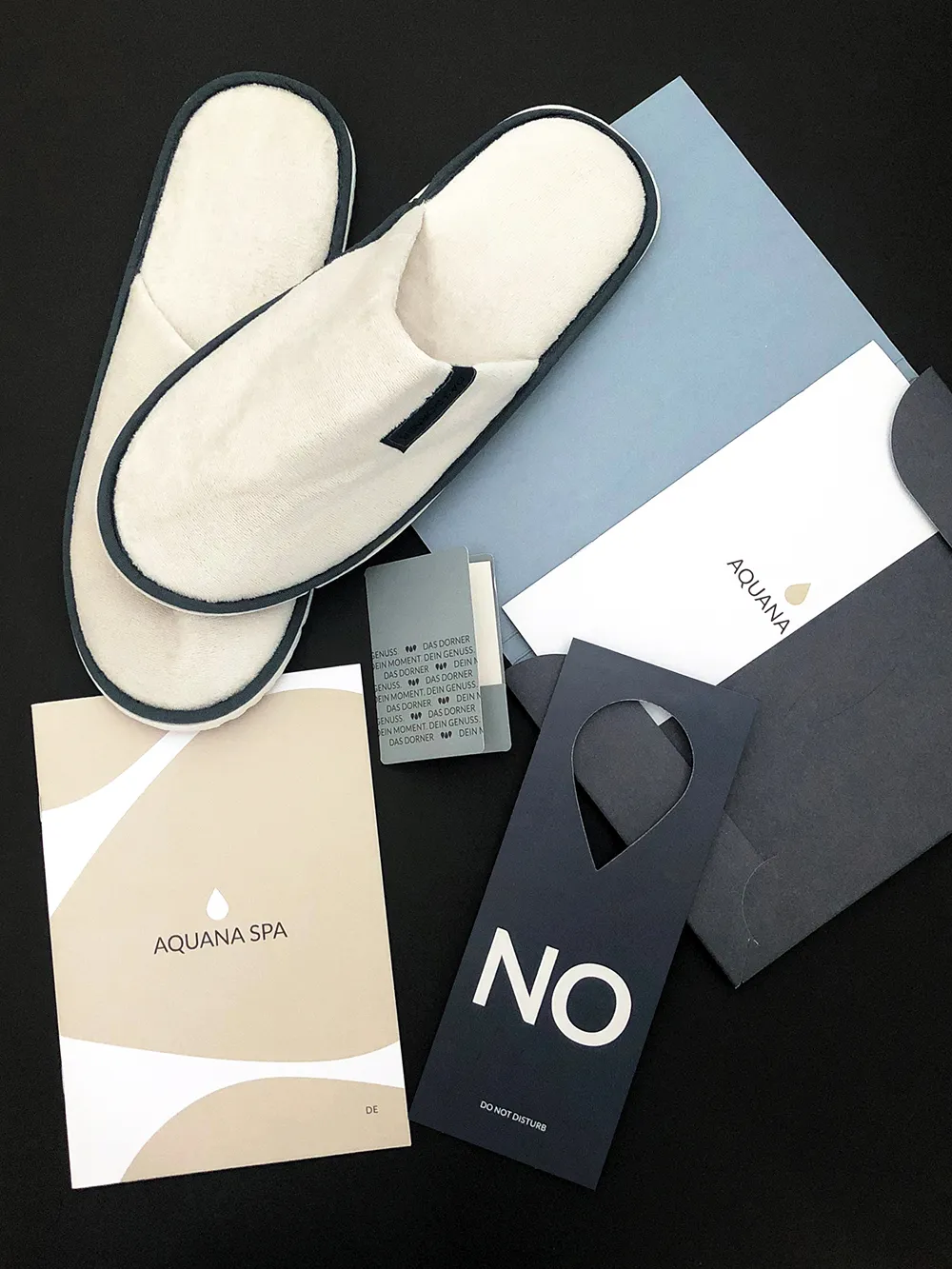 Aquana-Spa-Set mit Pantoffeln, Broschüre und „NO“-Türhänger