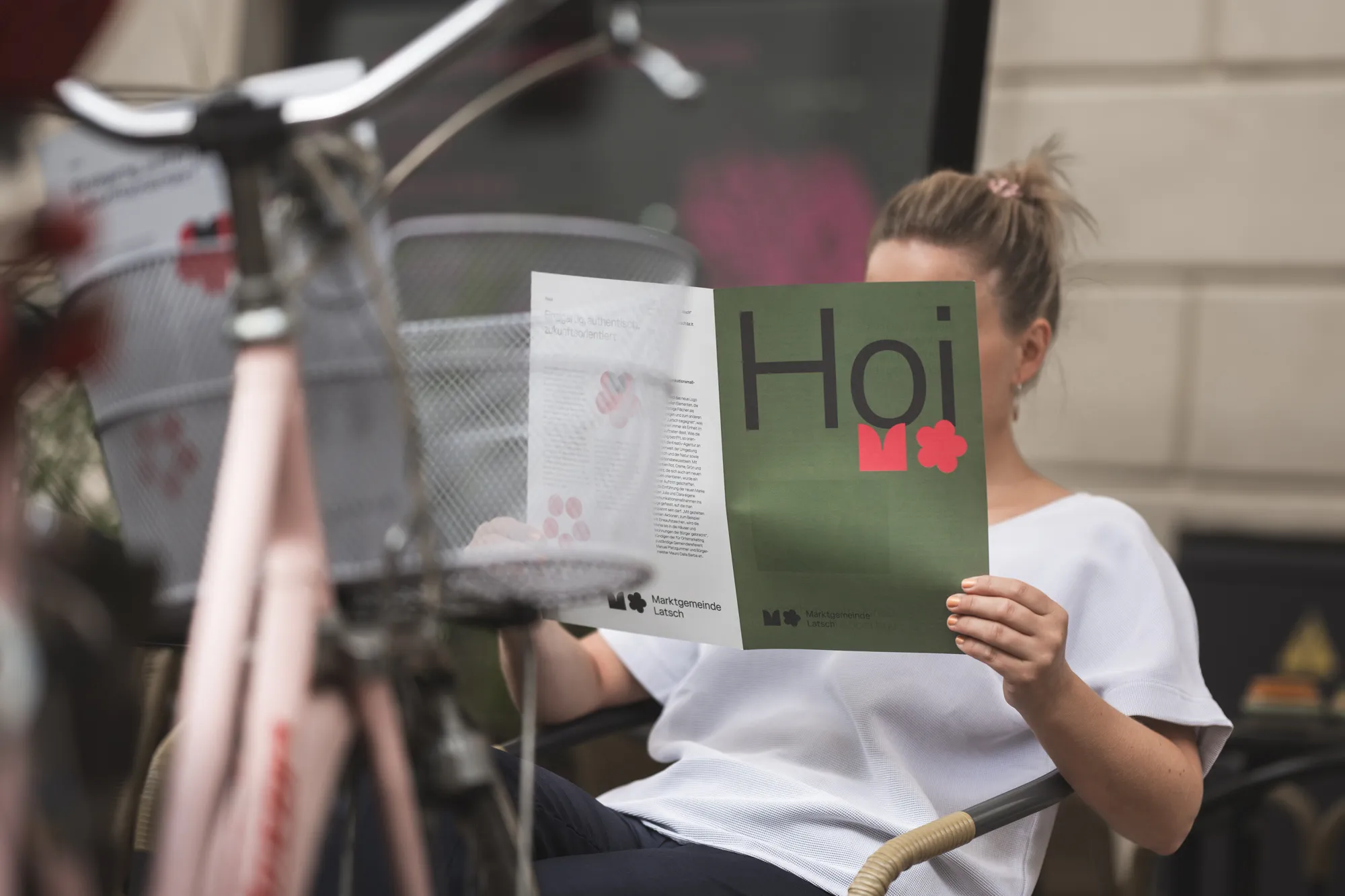 Frau liest die neue „Hoi“-Broschüre