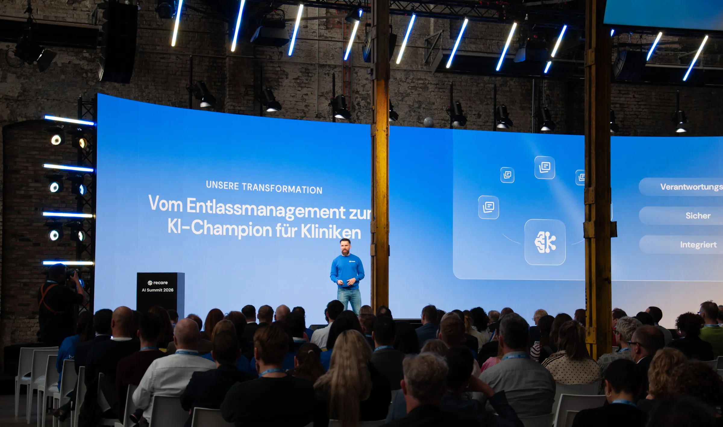 Recare-Messestand mit blauen Wänden auf dem AI Summit