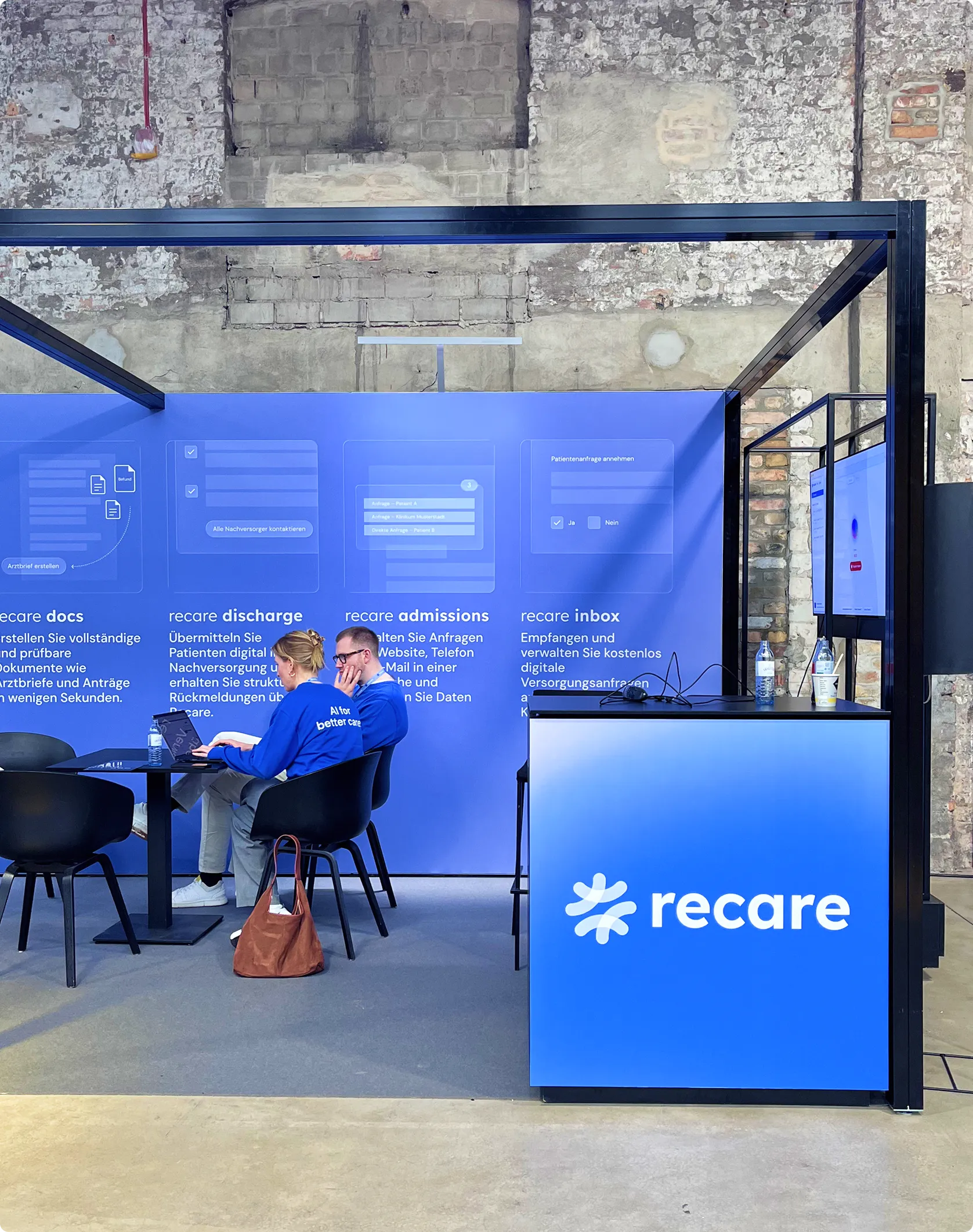 Recare-Messestand mit den Produkten recare docs, discharge, admissions und inbox