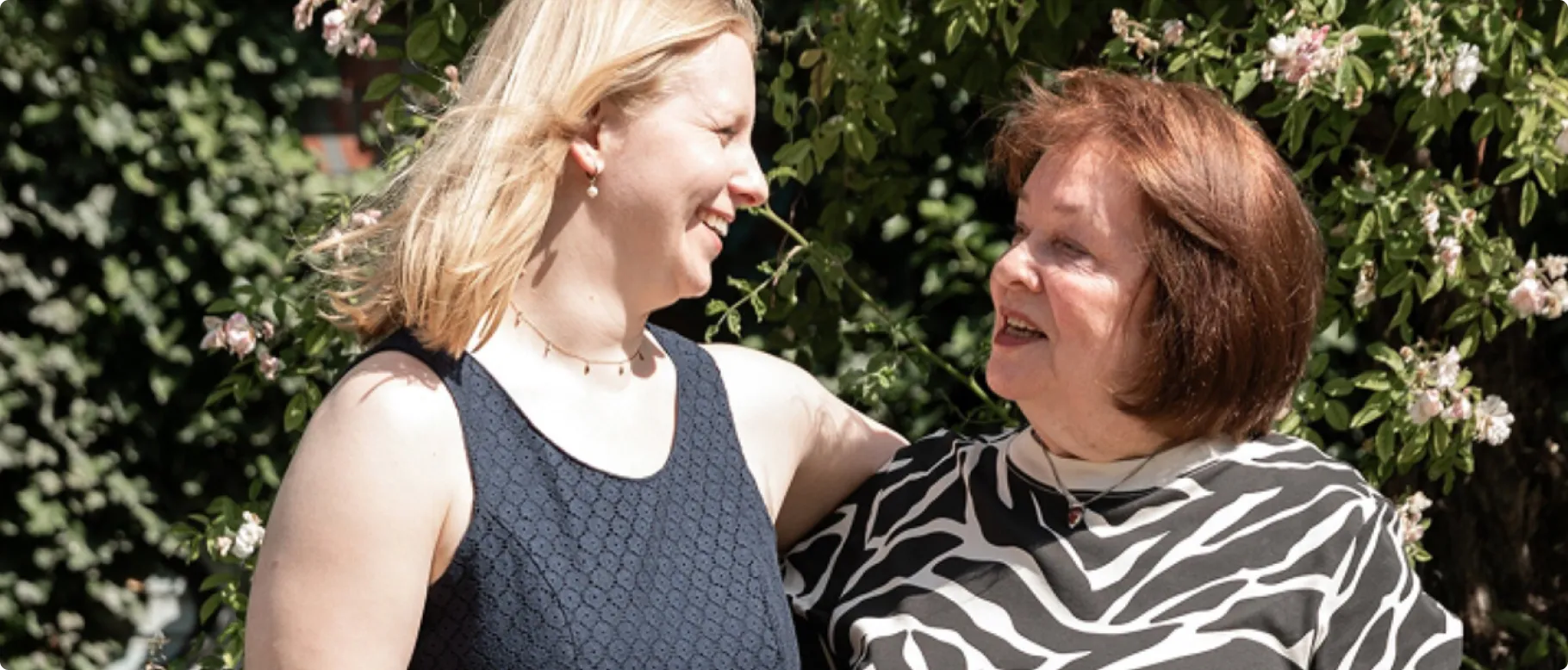 Zwei Frauen im Garten – Besuchspartnerschaft von Freunde alter Menschen e.V.